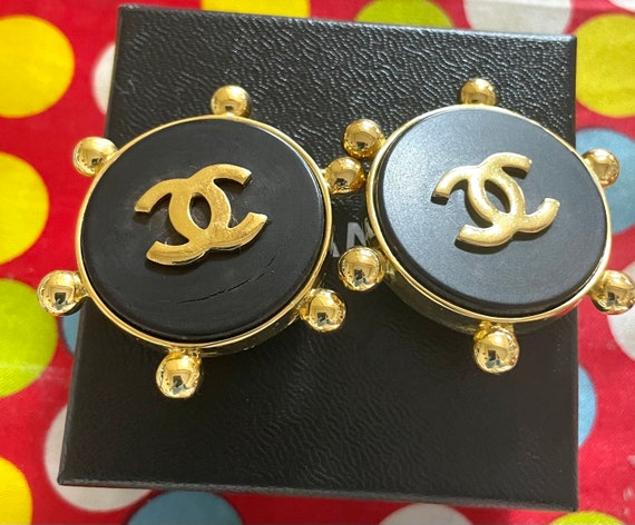 W3. Vintage CHANEL large round earrings with blac… - image 3