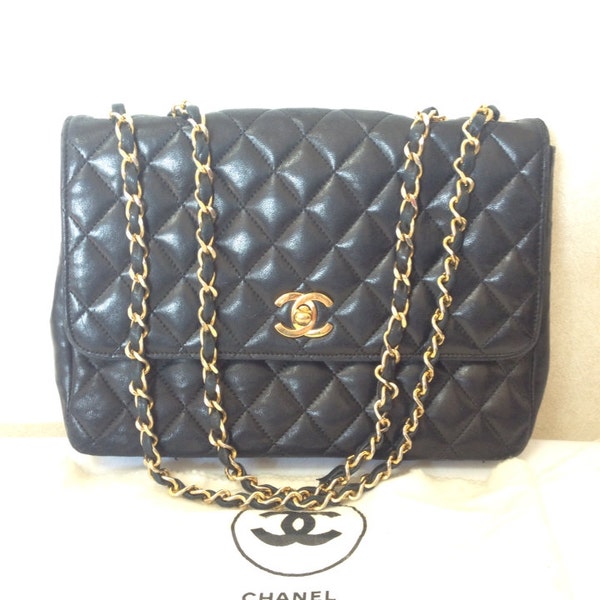 80's vintage CHANEL classic 2.55 black lambskin double chain shoulder bag with golden CC closure. Perfect daily use bag