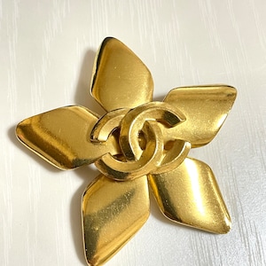 Vintage CHANEL Gold Tone Star / Flower Brooch with CC Motif | Elegant Classic Jewelry, Made in France, 050817ys2