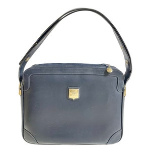 Vintage Celine navy genuine leather shoulder bag with golden triomphe logo. Perfect elegance for your daily use. 0410245