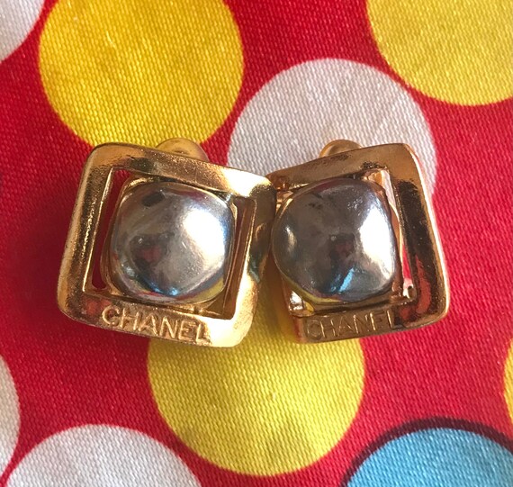 Vintage CHANEL metallic tone gripoix stone earrings i… - Gem
