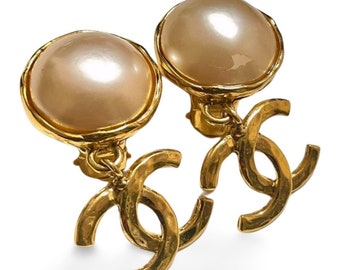 Vintage CHANEL white faux pearl and golden dangling earrings. Iconic CC mark. Hot gift. 060504ya