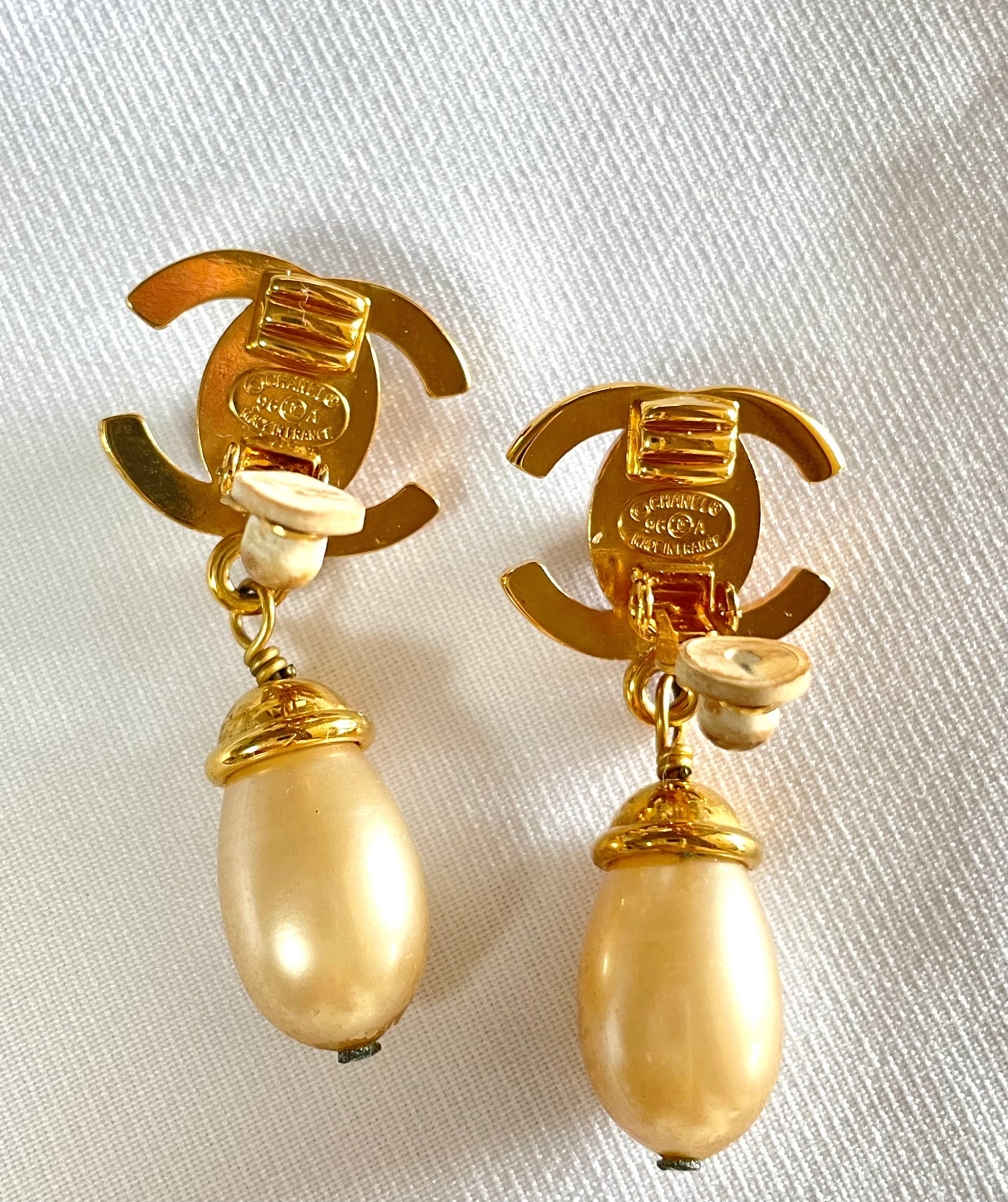 CHANEL ゴールド パール カフリンクス Vintage CHANEL Teardrop Turn-lock Crystal CC and Dangle