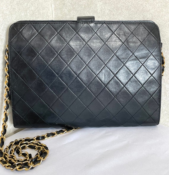 Vintage Chanel Black Quilted Flap Bag ○ Labellov ○ Buy and Sell