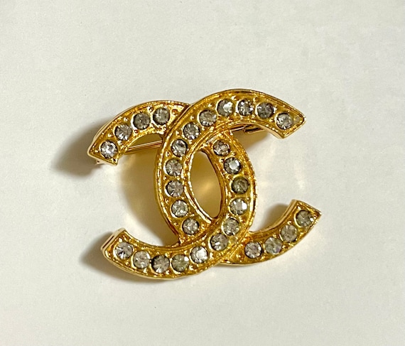 CHANEL GOLD CHANEL CC LOGO WHITE CRYSTALS CHARMS BROOCH PIN