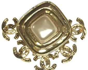 Vintage CHANEL Round Gold Tone Brooch with 5 Dangling CC Charms Square Faux Pearl Hat Pin Jacket Pin Rare 1990s Made in France. 08801kr
