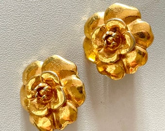 Vintage Chanel golden camellia flower earrings. Classic jewelry. 060312k1