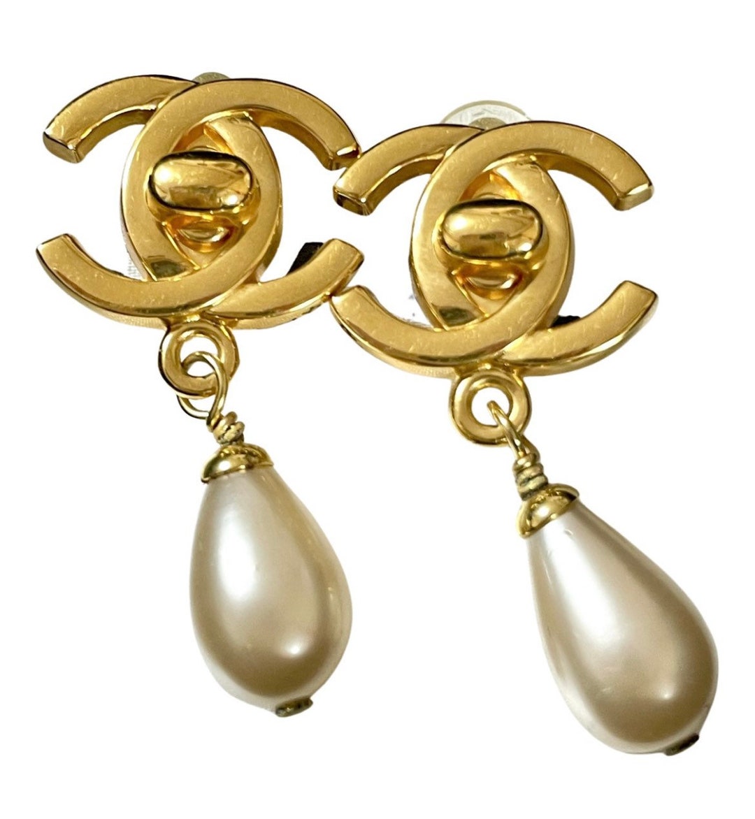 Vintage CHANEL teardrop faux pearl and turn-lock CC dangle earrings. Very  classic and popular jewelry. Coco mark earrings. 050406m1