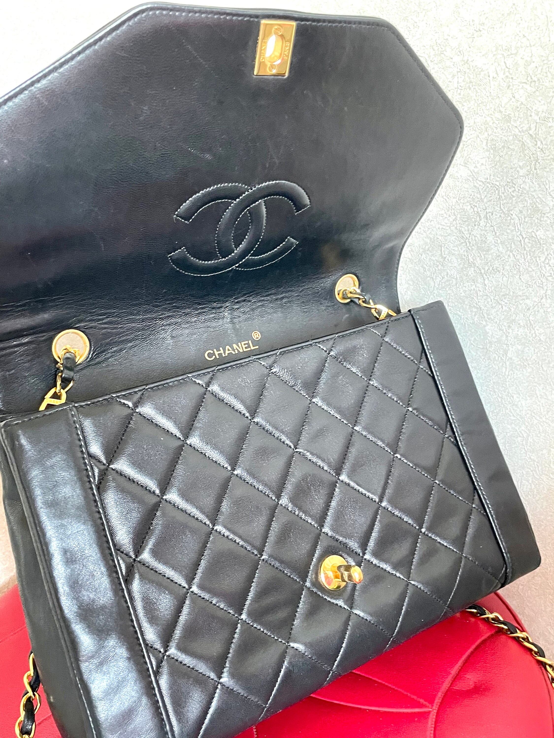 Vintage CHANEL Black Lambskin Chain Shoulder Bag | 2.55 Hexagon