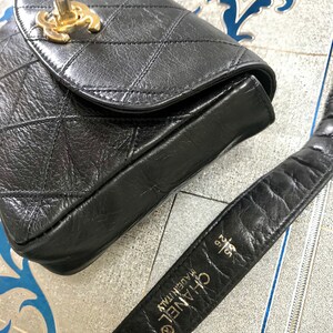 Vintage CHANEL black leather waist purse, fanny pack with golden chain belt and CC closure hock. 60-67cm, 23.526.3. 0506305 image 4