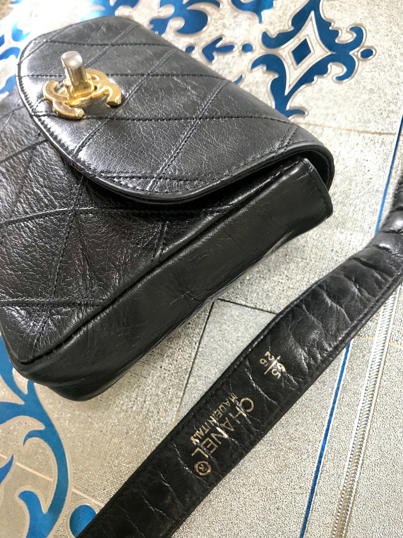 Vintage CHANEL black leather waist purse, fanny pack with golden chain belt and CC closure hock. 60-67cm, 23.526.3. 0506305 image 4