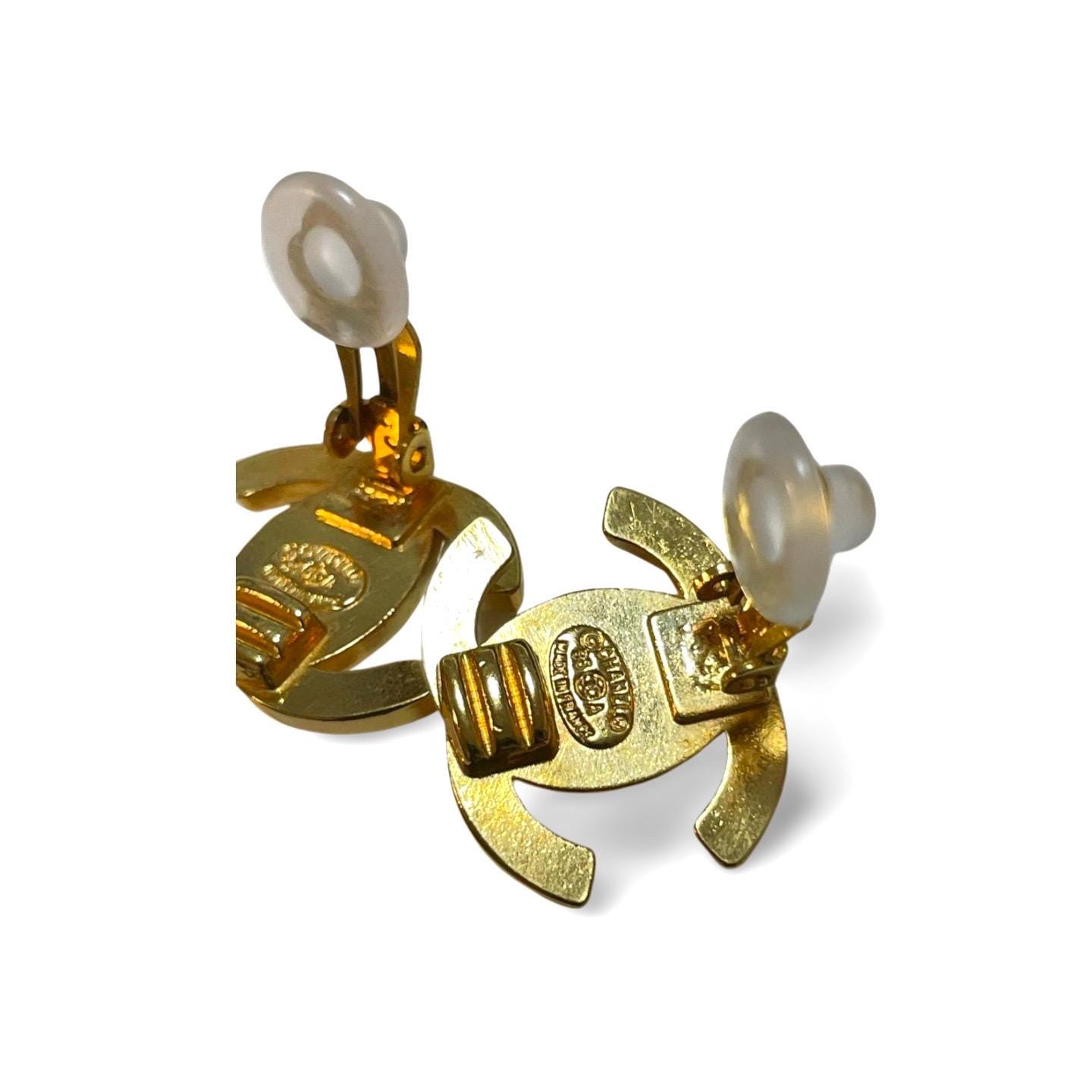 1995 Vintage CHANEL Gold-tone Turn-lock CC Earrings. Classic Coco
