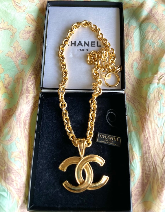 MINT. Vintage CHANEL Golden Chain Necklace With Large CC