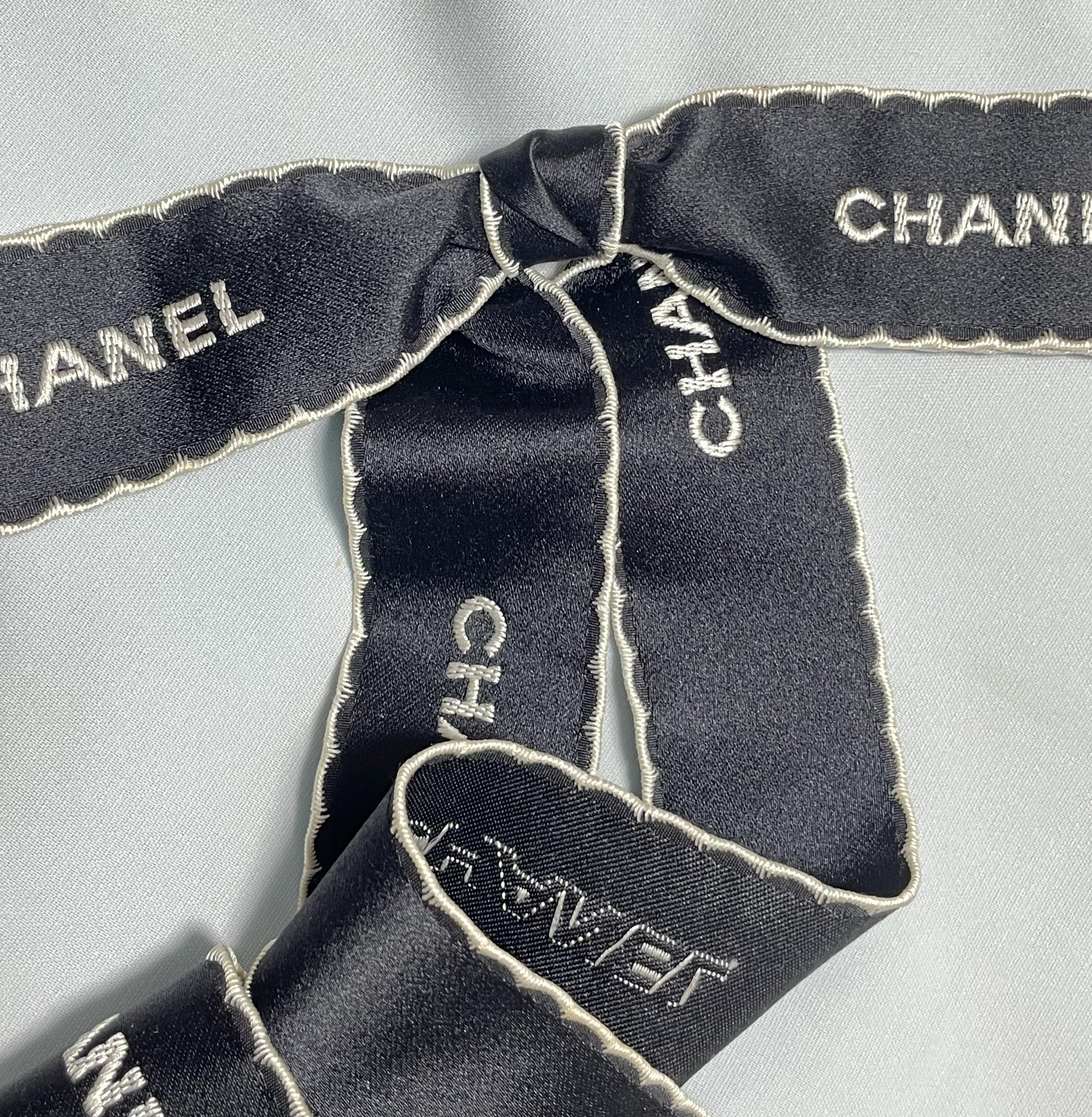 Rare Vintage Chanel Silk/Satin Bow Brooch/Pin Vintage CHANEL Black and White Bow Brooch in Satin Ribbon  main image 3
