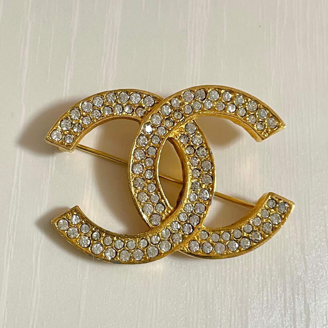 Chanel 21K Crystal Filled Pearl Framed CC Brooch – Boutique Patina