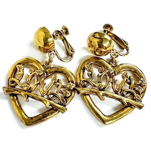 Vintage Moschino golden earrings with arabesque heart antique design. Mod and chic jewelry from Moschino. 060816y1