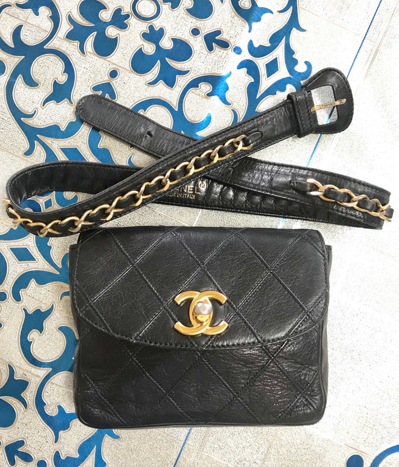 Vintage CHANEL black leather waist purse, fanny pack with golden chain belt and CC closure hock. 60-67cm, 23.526.3. 0506305 image 10