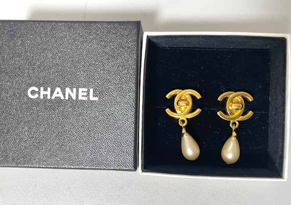 Vintage CHANEL Teardrop Faux Pearl and Turn-lock CC Dangle -  Finland