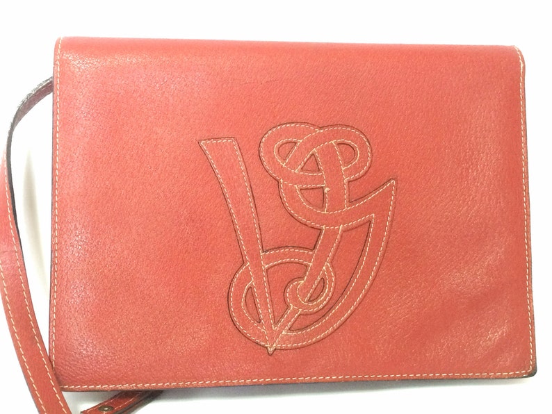 Vintage Valentino Garavani red pigskin shoulder clutch bag with unique logo stitch mark. imagem 1