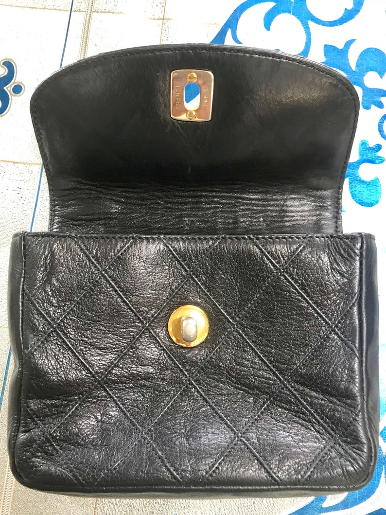 Vintage CHANEL black leather waist purse, fanny pack with golden chain belt and CC closure hock. 60-67cm, 23.526.3. 0506305 image 6