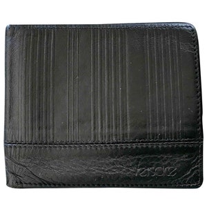 Vintage Gianni Versace black leather wallet with engraved vertical stripe. Unisex use. 060424re