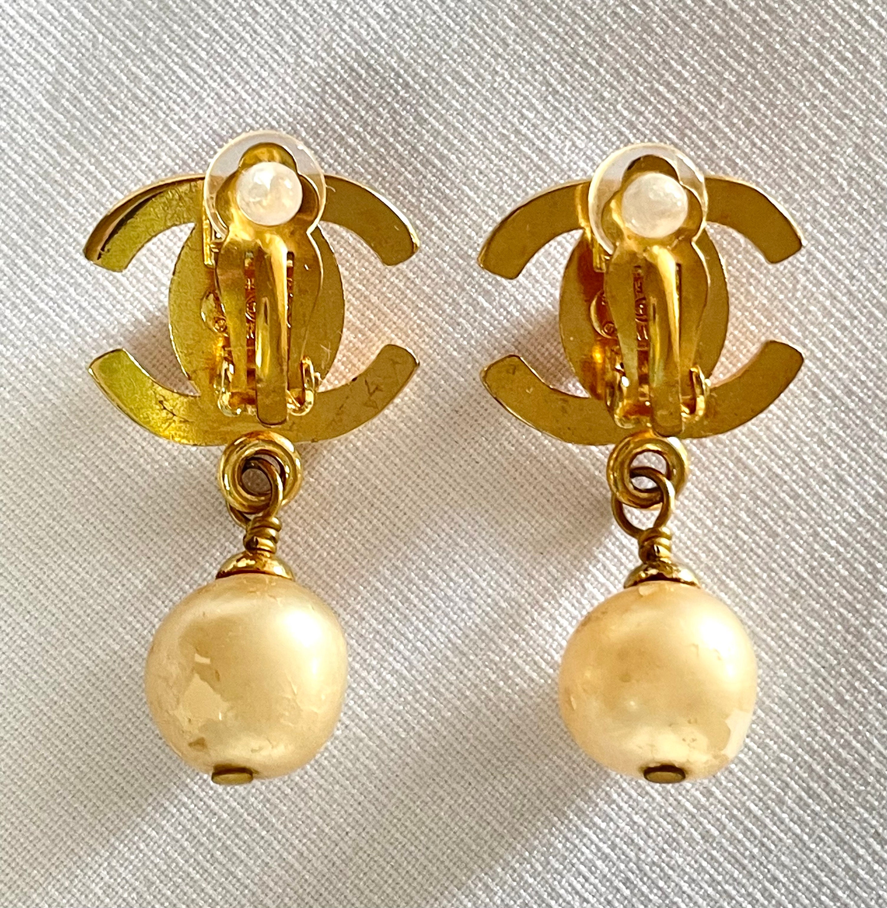 【Chanel】シャネル★earrings★ハーフサークルパール★ゴールド Vintage CHANEL Golden Turn Lock CC and Dangle Pearl Earrings