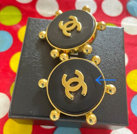 W3. Vintage CHANEL large round earrings with blac… - image 4