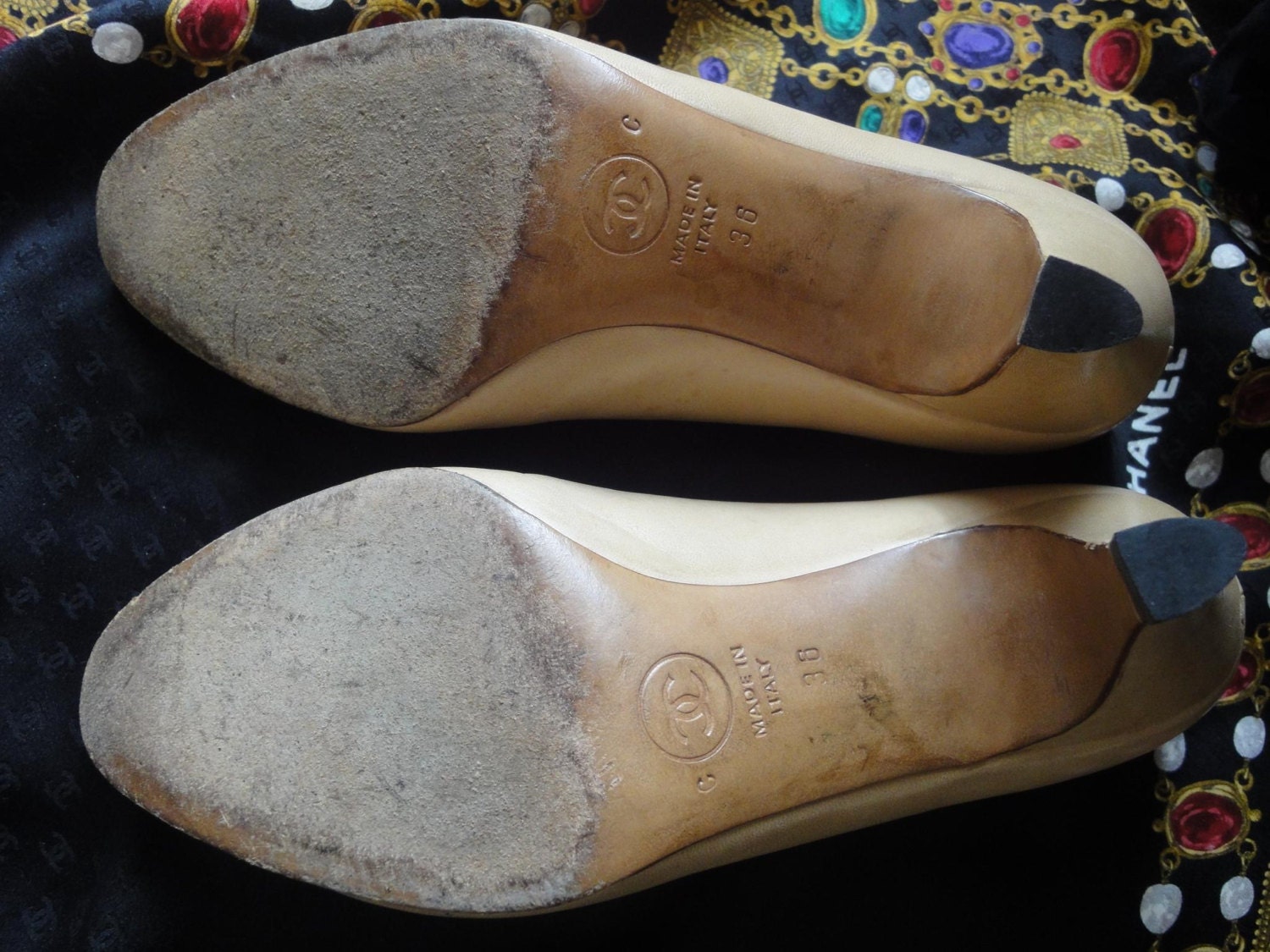 Vintage CHANEL Beige and Black Leather Shoes Classic Pumps. -  Israel