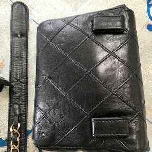 Vintage CHANEL black leather waist purse, fanny pack with golden chain belt and CC closure hock. 60-67cm, 23.526.3. 0506305 image 3