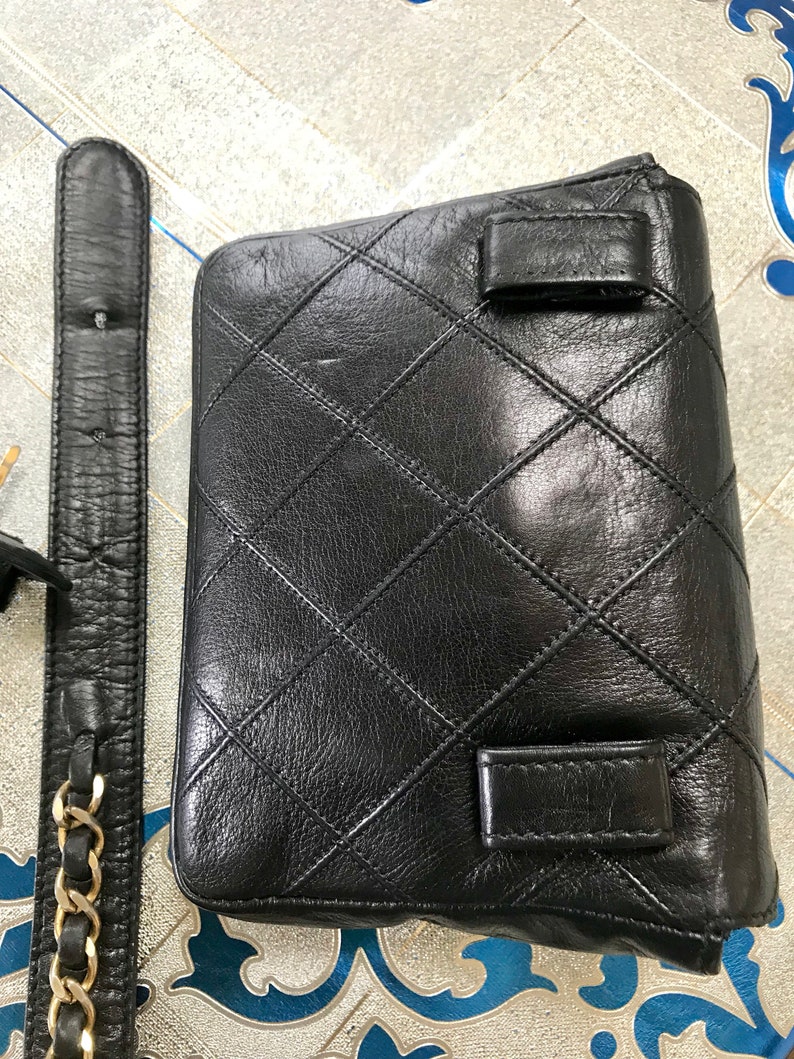 Vintage CHANEL black leather waist purse, fanny pack with golden chain belt and CC closure hock. 60-67cm, 23.526.3. 0506305 image 3