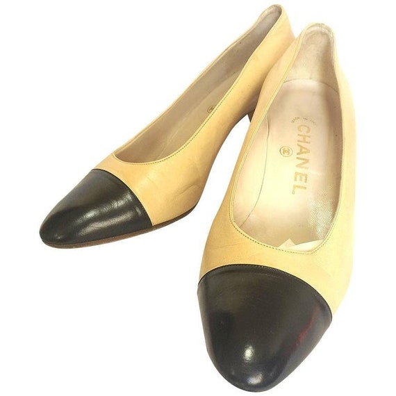 Vintage CHANEL Beige and Black Leather Shoes Classic Pumps. 