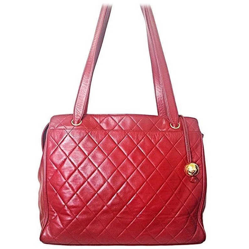 Vintage CHANEL deep red color classic quilted lamb leather tote bag with golden CC ball charm. Large size purse for daily use.050316r1 Bild 1