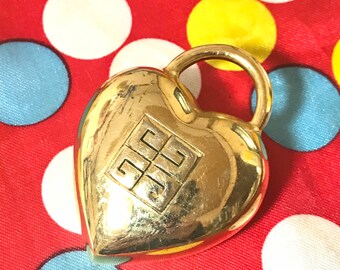 vintage GIVENCHY ロゴ×3チャーム ブローチ ゴールド 206 Vintage GIVENCHY Gold-tone Heart Padlock Logo Brooch. Embossed