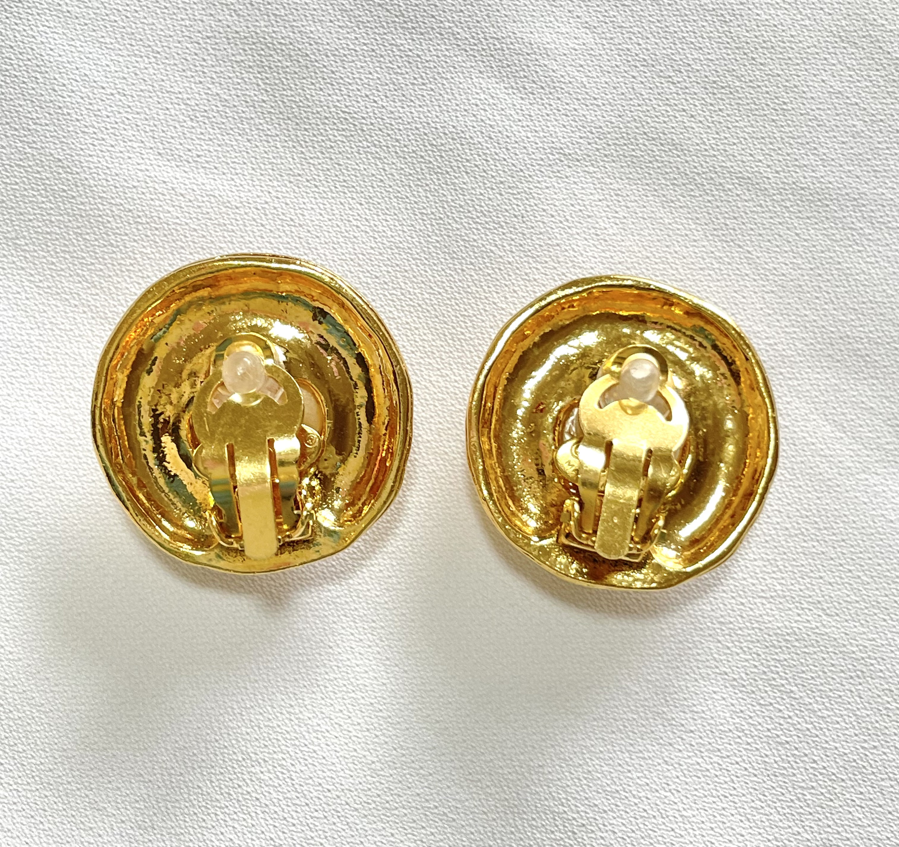 アクセサリー chanel vintage earring Vintage CHANEL Golden Round Shape Faux Pearl Earrings With