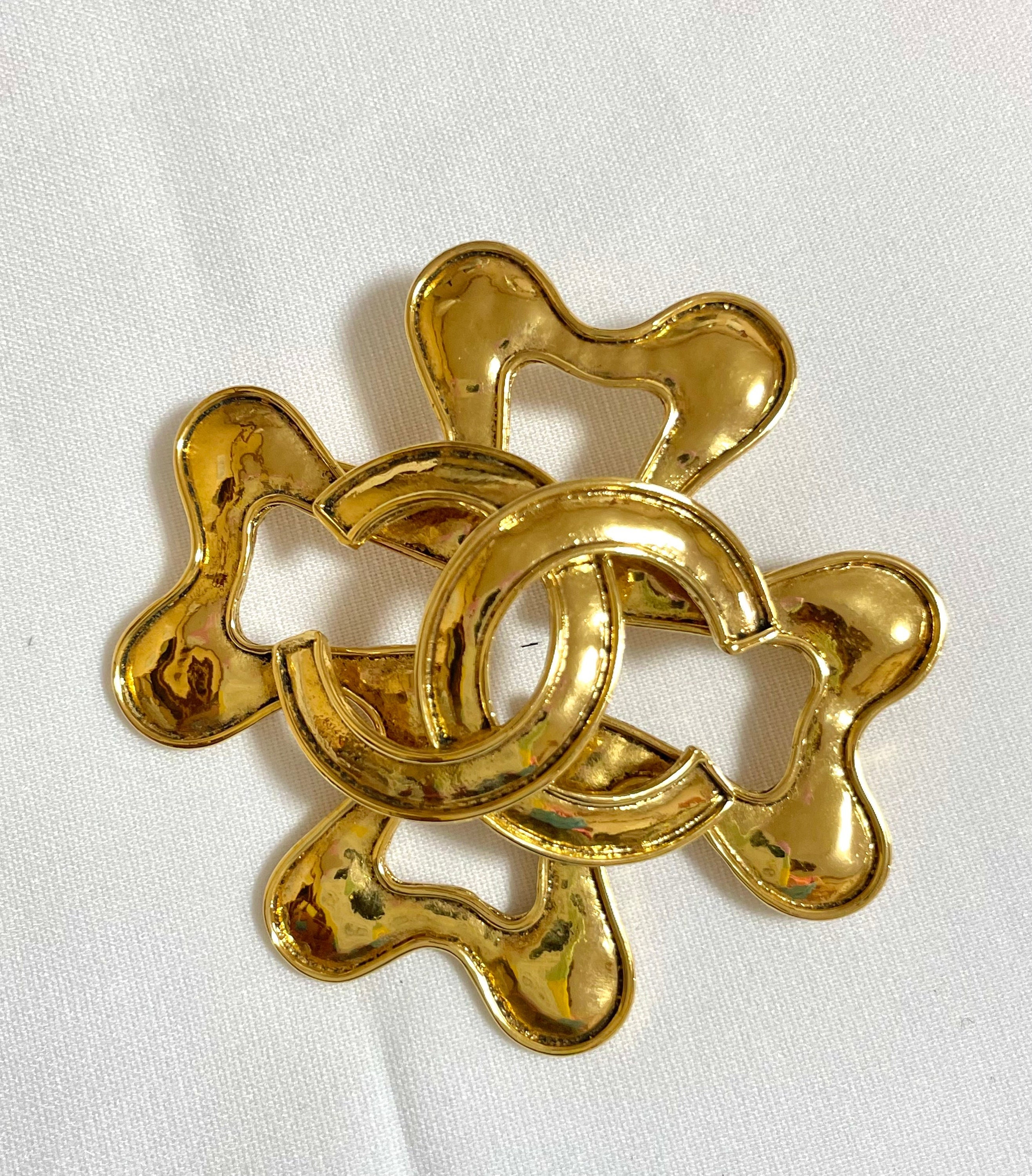 1990s Vintage CHANEL Large Flower Clover Brooch | CC Logo  display picture 2