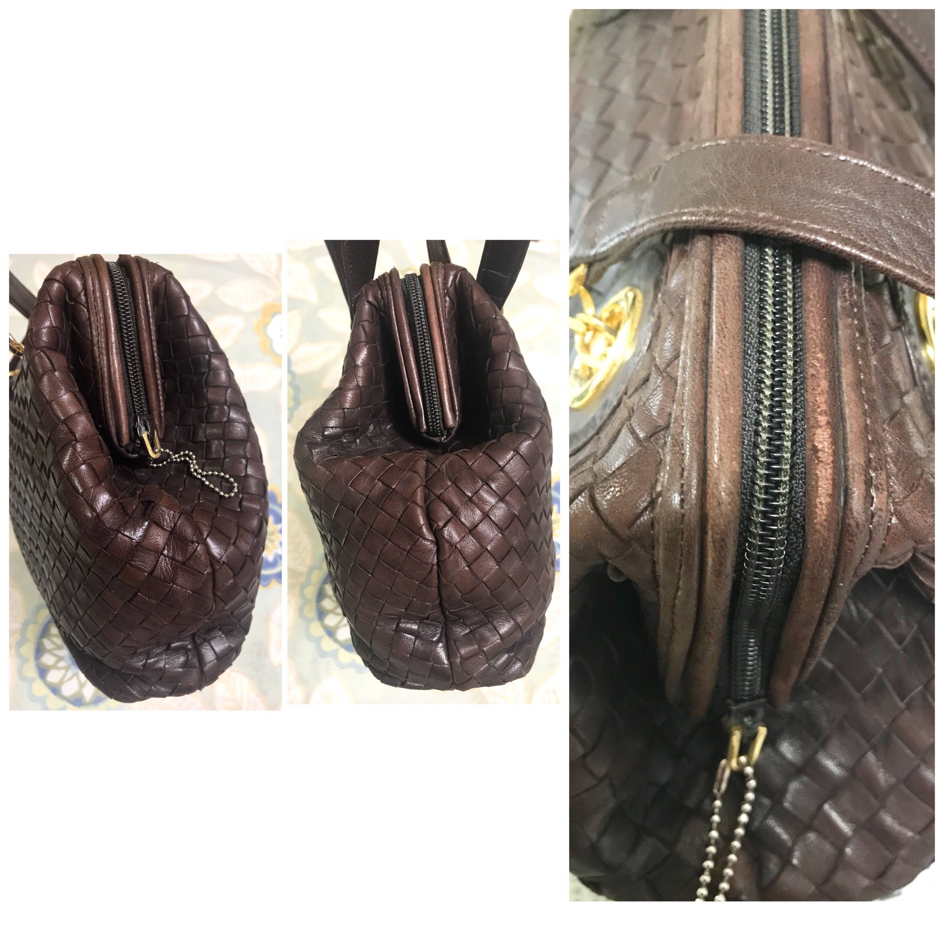 Vintage Bally dark brown lamb leather woven, intrecciato style shoulder bag  with golden B logo motif. Classic purse.