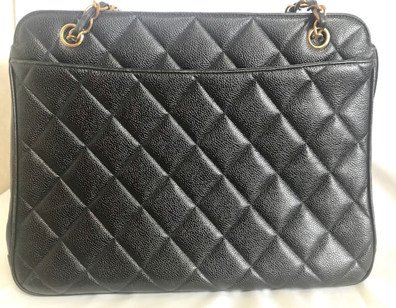 Vintage CHANEL black caviar matelasse chain shoulder bag with golden sun  flower CC mark charm. Classic daily use bag.050315r5