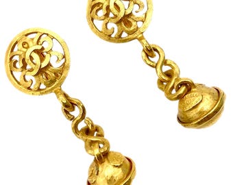 Vintage CHANEL golden dangling earrings with arabesque round top with CC mark and dangling bell charm. One-of-a-kind jewelry. 080602k2tr