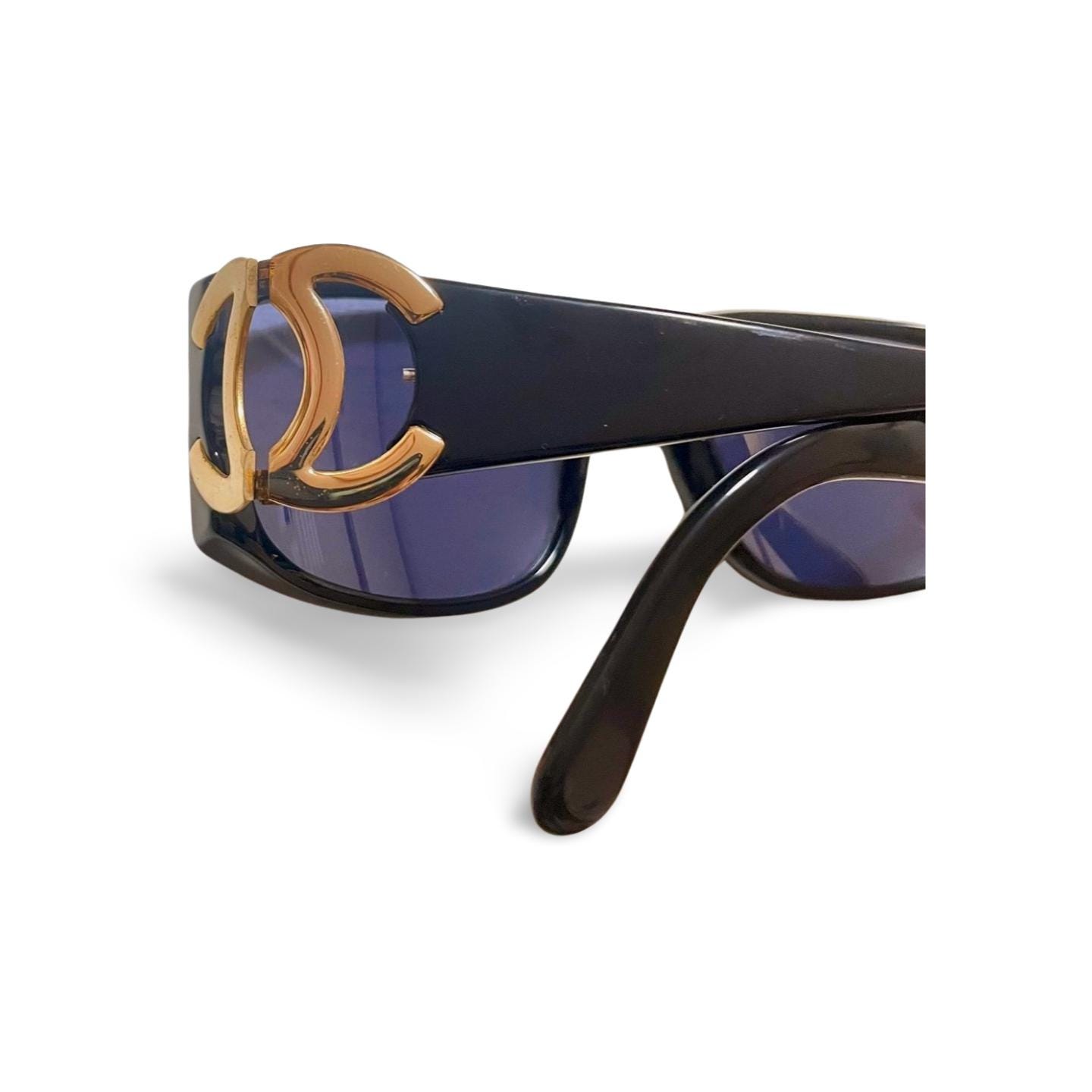 Vintage CHANEL Black Frame Sunglasses With Large CC Motifs  display picture 1