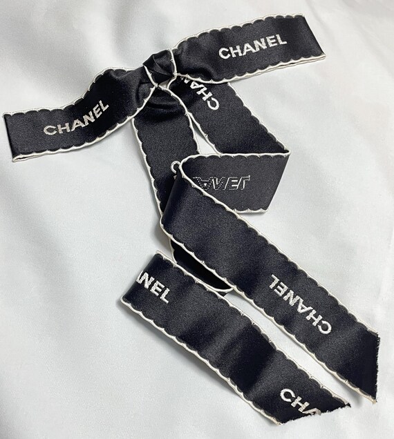 Vintage CHANEL Black and White Bow Brooch in Satin Ribbon  display picture 2