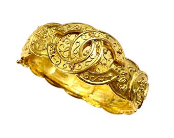 1990s. Chanel Vintage Arabesque Coin & Large CC Gold Hinged Bangle Bracelet. 96A. Rare Collector’s Piece. 080616ac1