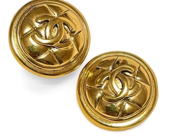 Vintage CHANEL gold-tone matelassé round earrings with iconic CC mark. Timeless and elegant classic Chanel jewelry. 080515k1tr