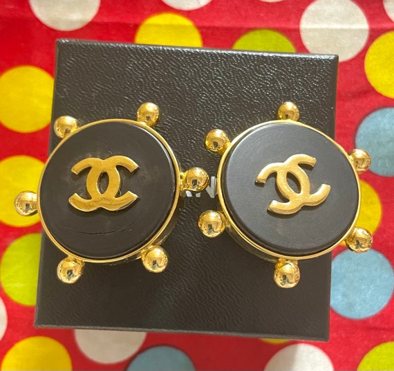 W3. Vintage CHANEL large round earrings with blac… - image 2