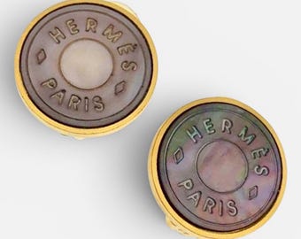 Vintage HERMÈS gold-tone round shell earrings with engraved logo. Bijouterie Fantaisie collection. 080616k2ys