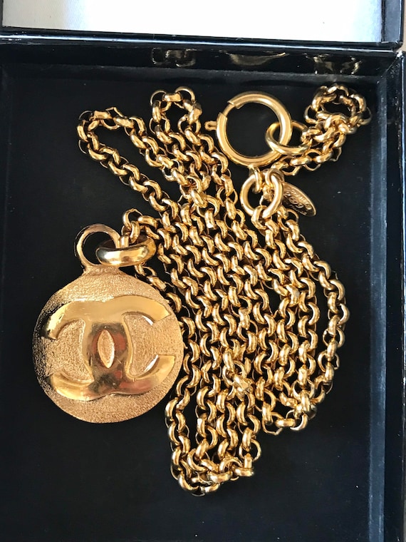 CHANEL NECKLACE Gold Plated Chain CC Logo Round Pendant GP Vintage Authentic