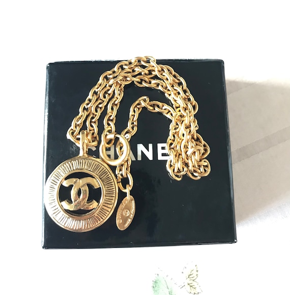 MINT. Vintage CHANEL Golden Chain Necklace With a Cutout Round CC