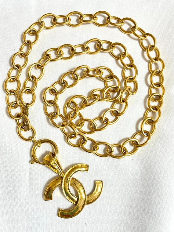 Vintage CHANEL Golden Oval Hoop Chain Necklace With Large CC 