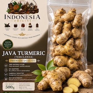 Könnte beinhalten: Ein durchsichtiger Plastikbeutel gefüllt mit knorrigen, hellbraunen Java-Kurkuma-Wurzeln, beschriftet mit Indonesia Origins. Daneben liegen ganze und geschnittene Kurkuma-Wurzeln auf einer Holzoberfläche mit grünen Blättern. Nettogewicht 500g.