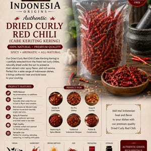 Könnte beinhalten: Ein durchsichtiger, wiederverschließbarer Vakuumbeutel gefüllt mit getrockneten, lockigen roten Chilischoten, beschriftet mit Indonesia Origins Authentic Dried Curly Red Chili. Die Verpackung enthält Text zu Produktmerkmalen und Herkunft, neben einer Holzschale.