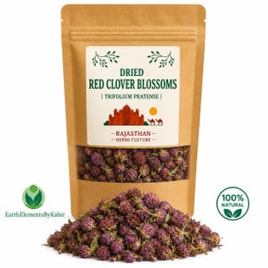 Puede incluir: Una bolsa de papel marrón que contiene flores de trébol rojo secas, etiquetada con el texto DRIED RED CLOVER BLOSSOMS, TRIFOLIUM PRATENSE, RAJASTHAN y HERBS CULTURE, con un gráfico de un edificio, un sol y dos camellos, con un montón de flores.